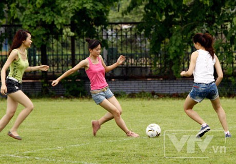 Các cô gái tham gia phải trổ tài nghệ đá bóng của mình.
